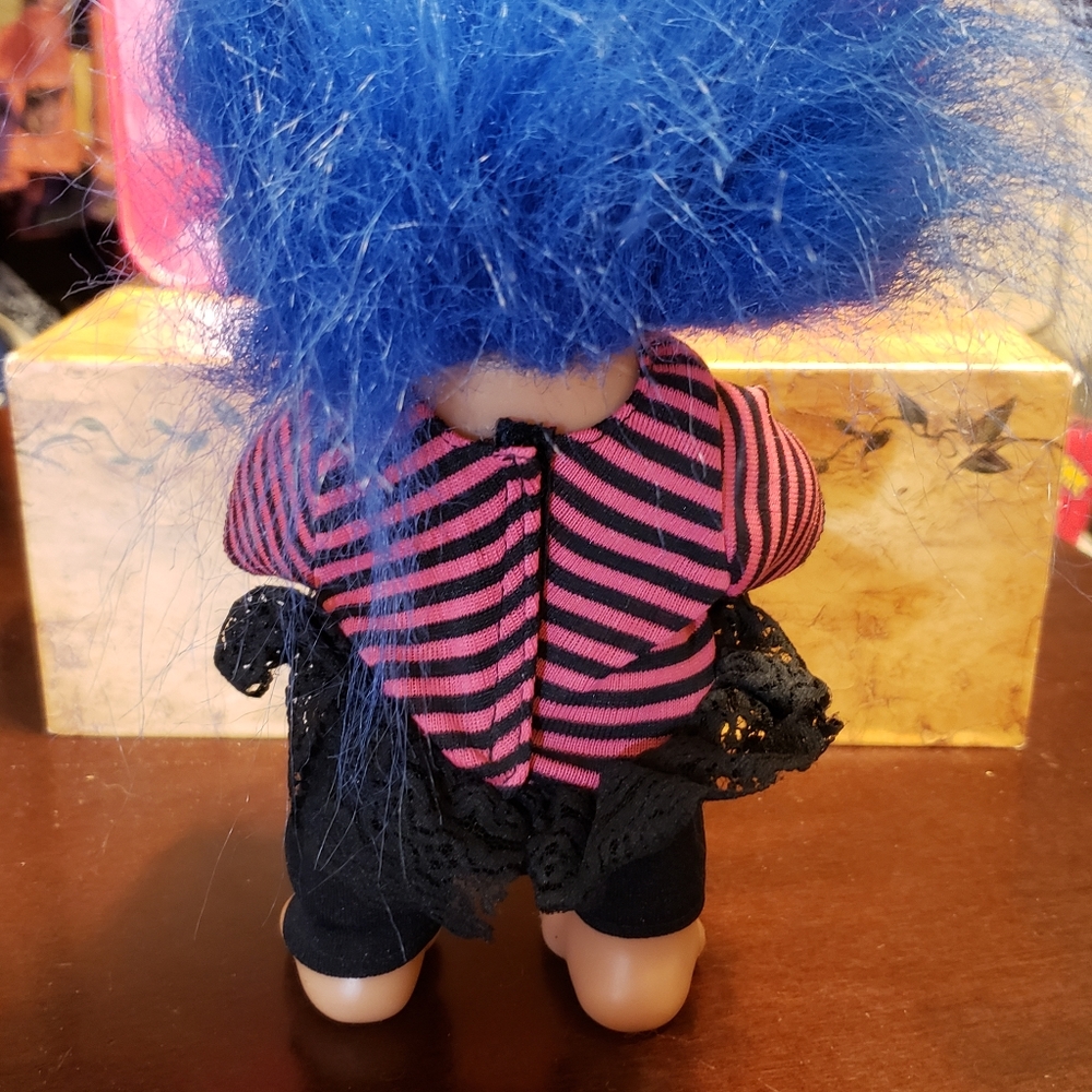 This troll doll can move  So to for Easter - Picture 5 of 12